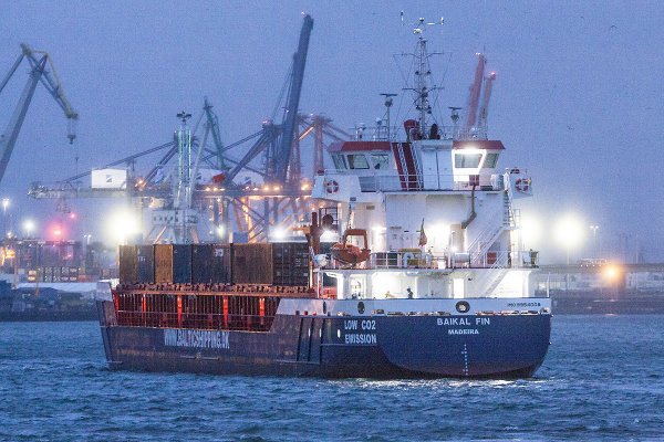 Kolejnych 18 armatohaubic z Korei dla polskiej armii już w porcie Gdynia