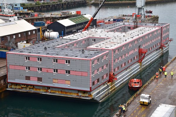 Nielegalni migranci trafią dziś na stumetrową barkę. Mieszkańcy Portland pełni obaw o s...