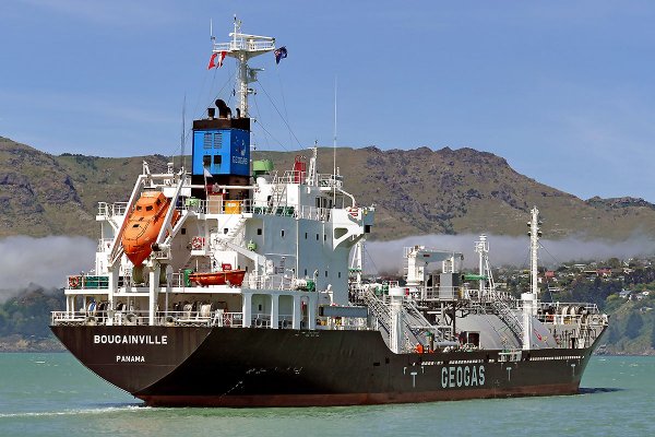 Mały gazowiec LPG zgubił śrubę napędową, odholowany w bezpieczne miejsce