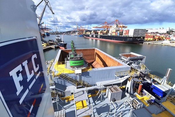 Skomplikowany ponton-podsypkowiec ze stoczni Crist przekazany budowniczym zatapialnego ...