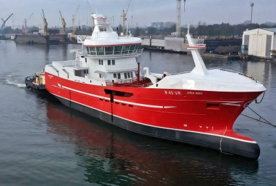 Częściowo wyposażony sejner przekazany stoczni norweskiej przez Marine P...