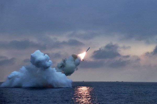 Kim Dzong Un nadzorował test pocisków manewrujących wystrzeliwanych z okrętu podwodnego...