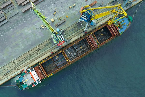 Statki przewożące produkty ukraińskich firm metalurgicznych przełamały blokadę morską...