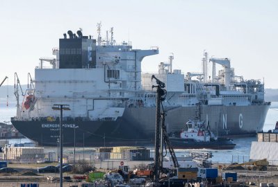 Nowy niemiecki pływający terminal LNG dotarł do wyspy Rugia