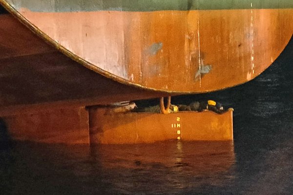 Dwóch migrantów przeżyło rejs na płetwie sterowej statku - kolejny taki przypadek