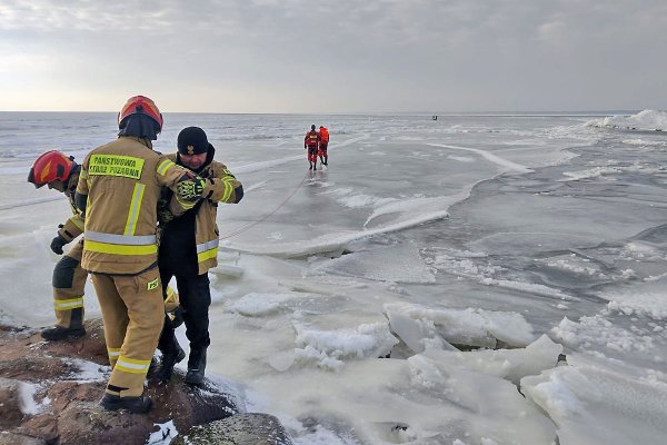 Śmigłowiec podjął 4 wędkarzy z dryfującej kry na Zalewie Wiślanym
