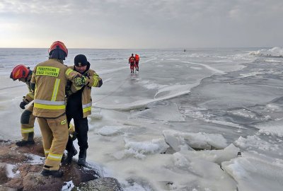 Śmigłowiec podjął 4 wędkarzy z dryfującej kry na Zalewie Wiślanym