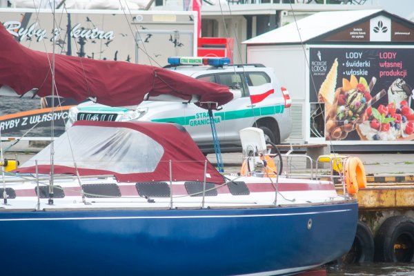 Jacht z rosyjską załogą wpłynął do usteckiego portu. Pilnuje ich Straż Graniczna