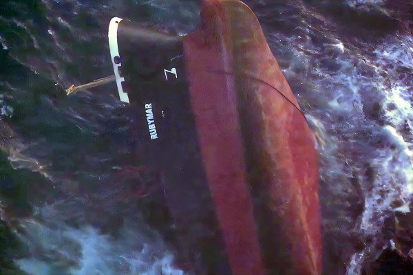 Zatopiony przez rebeliantów Huti statek zagraża środowisku