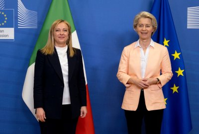 Włochy: Ursula Von der Leyen i Giorgia Meloni wylądowały na Lampedusie