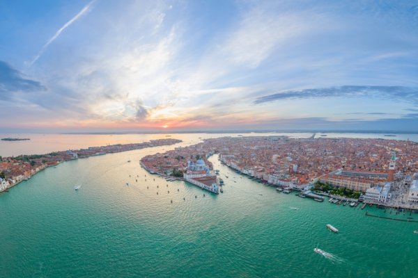 Włochy: Podniesiono zapory w Wenecji, by ochronić ją przed zalaniem w czasie karnawału...