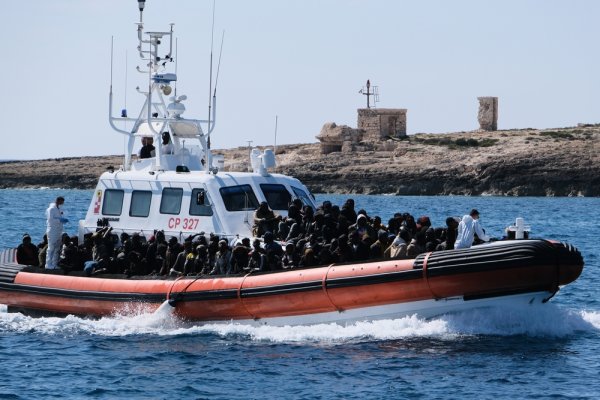 Włochy: migranci wciąż przybywają na Lampedusę; politycy wzywają do działania