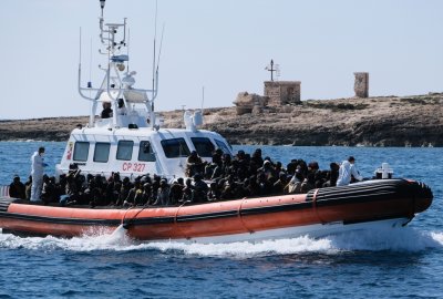Włochy: migranci wciąż przybywają na Lampedusę; politycy wzywają do dzia...