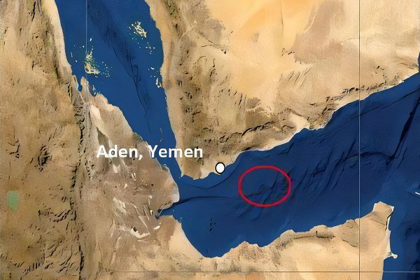 Ostrzelany kontenerowiec zapalił się, nadał sygnał SOS w Zatoce Adeńskiej