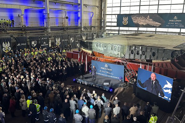 Uroczystość położenia stępki przyszłego ORP Wicher - pierwszego 