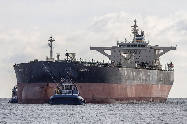 Duży zbiornikowiec po awarii napędu wprowadzono dzisiaj do Gdyni na remont