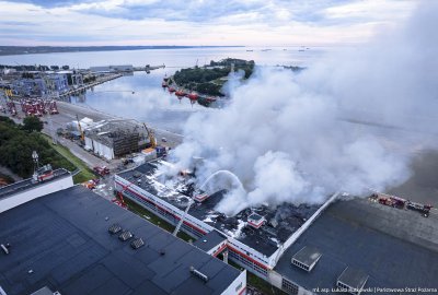 Trwa dogaszanie pożaru hali magazynowej w gdańskim porcie. Zakaz kąpieli...