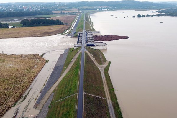 Powódź w Polsce: Stabilizuje się poziom wody w zbiorniku Racibórz Dolny