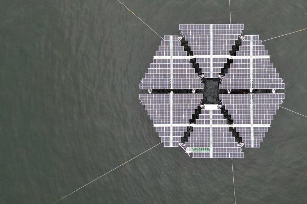 Pływająca elektrownia fotowoltaiczna Merganser już na morzu