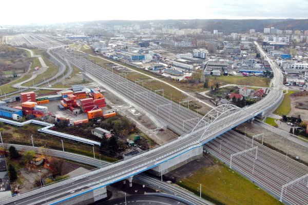 Nowo otwarty wiadukt zapewni bezpieczny transport ładunków do Portu Gdynia  