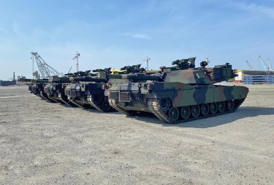 Czołgi M1A1 Abrams i wozy warsztatowe dostarczone przez statek Sampogracht na świnoujskim terminalu Euro Terminal Sp. z o.o. W porcie Świnoujście wyładowano ostatnią partię odnowionych fabrycznie czołgów M1A1...