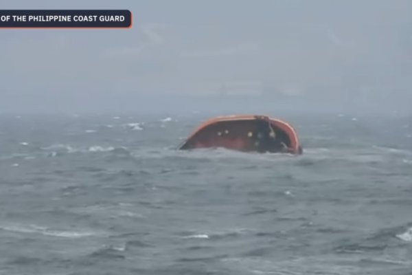 Tankowiec z ładunkiem 1,4 mln litrów oleju opałowego zatonął u wybrzeży Manili