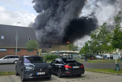 Tak pożar w stoczni Lurssen-Kroger wyglądał z zewnątrz Ugaszono duży pożar w stoczni Lürssen - Kröger Werft - spłonęła hala produkcyjna z supe...