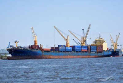 Statek wielozadaniowy zatrzymany w Rostocku miał przewozić z Rosji towary objęte sankcj...