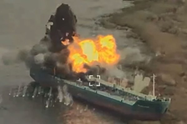 Ukraińskie lotnictwo uderza w rosyjski tankowiec rzeczno-morski Mechanik Pogodin, podob...