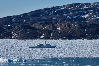 Fregata Królewskiej Duńskiej Marynarki Wojennej patrolująca grenlandzki fiord. Fot. Shutterstock (zdjęcie ilustracyjne) Dodatkowe 50 mld koron na obronność i wzmocnienie obecności wojskowej na Grenlandii