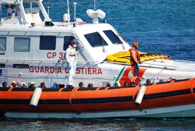 Dziewięciu migrantów zginęło, 15 zaginionych w wyniku zatonięcia łodzi n...