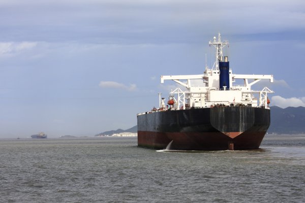 Objęte sankcjami USA tankowce z rosyjską ropą utknęły u wybrzeży Chin