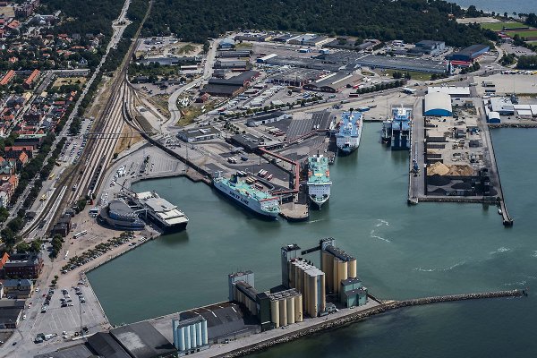 Policja w Szwecji: drony nad obiektami chronionymi, w tym portem Ystad
