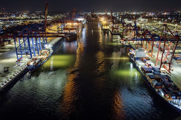 Port w Hamburgu odnotował silny wzrost przeładunków kontenerów w 2025 roku