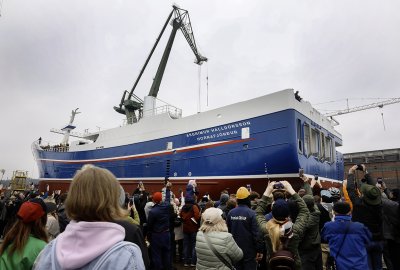 Wodowanie statku rybackiego z udziałem licznej publiczności