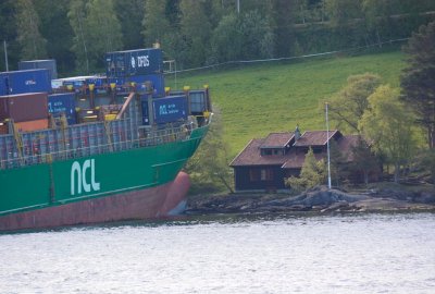 NCL Salten ściągnięty z mielizny i odholowany do norweskiego portu