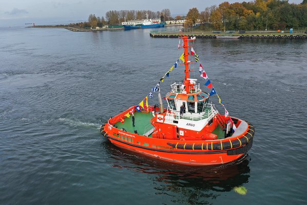 Holownik Argo pod biało-czerwoną banderą