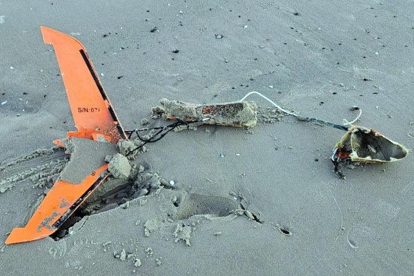 W Ustce morze wyrzuciło na brzeg fragmenty wojskowego drona