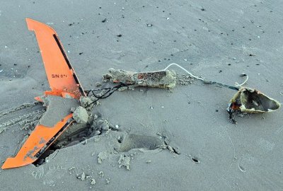 W Ustce morze wyrzuciło na brzeg fragmenty wojskowego drona