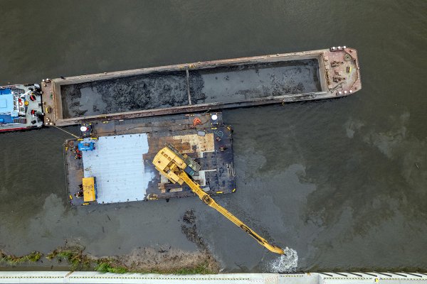 Trwają prace na torze wodnyn na rzece Elbląg