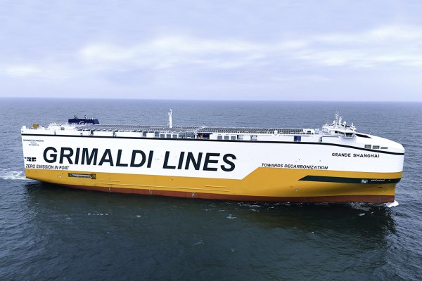 Nowy samochodowiec we flocie Grimaldi przystosowany do zasilania amoniakiem
