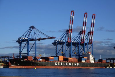 Przełomowy rejs kontenerowca Istanbul Bridge – fakty i mity