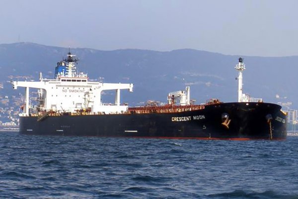 Rosyjski tankowiec objęty sankcjami osiadł na mieliźnie w Kanale Sueskim