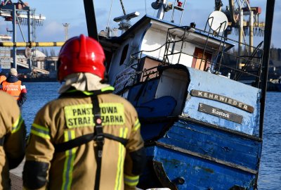Zatopiony kuter wydobyty z dna Basenu Północnego w Świnoujściu