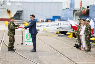 Marszałek Sejmu przekazał flagę państwową Morskiemu Oddziałowi Straży Gr...