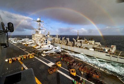 Wymiana ognia na Morzu Czerwonym. Ostrzelany lotniskowiec USS Harry S. T...