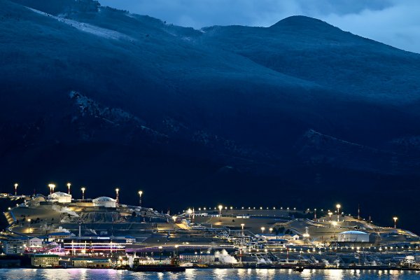 Na giełdach paliw ceny ropy mocniej spadają po doniesieniach z Rosji