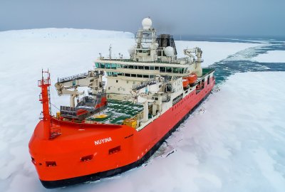 Australijski lodołamacz uderzył w dno podczas badań na Antarktydzie