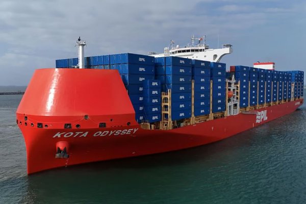 Pacific International Lines wprowadza kolejny kontenerowiec z napędem dwupaliwowym