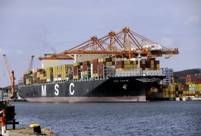 Kontenerowiec MSC Katie w Porcie Gdynia (kwiecień 2025). Fot. Sławomir Lewandowski / Portal Morski.pl „W skrajnych przypadkach na rozładunek trzeba czekać ponad 30 dni”. Port Gdynia odpowia...